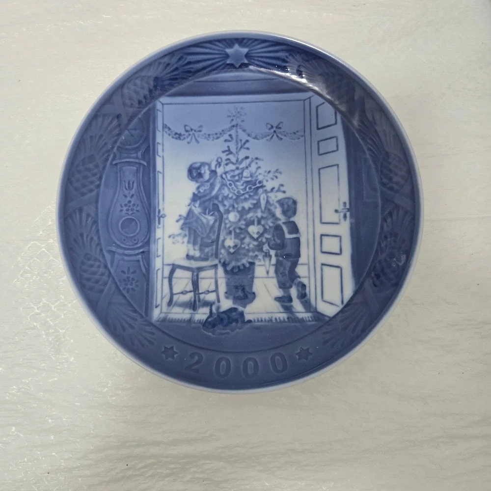 Royal Copenhagen 2000 Christmas Plate Trimming the Tree Blue White Porcelain